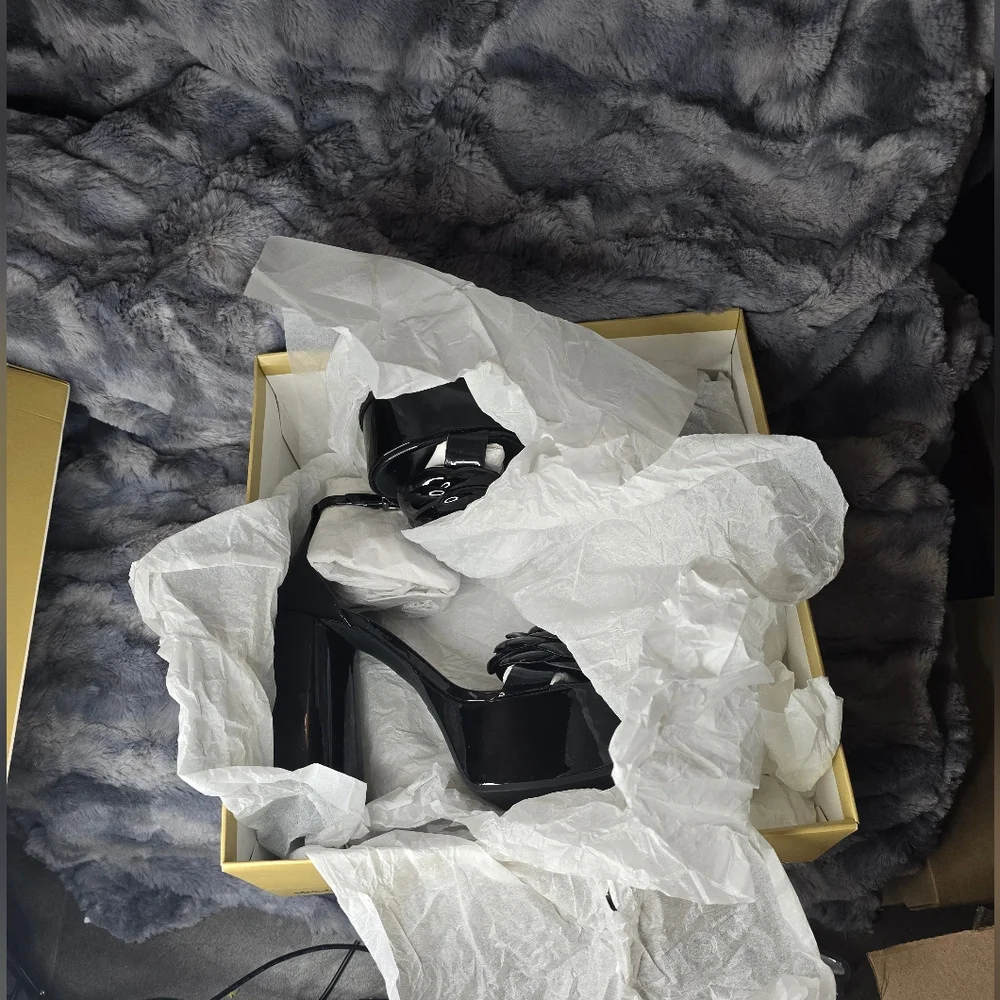 NWB MICHAEL Michael Kors Flower Elodie Patent Leather‎ Platform Sandal Size 9.5
